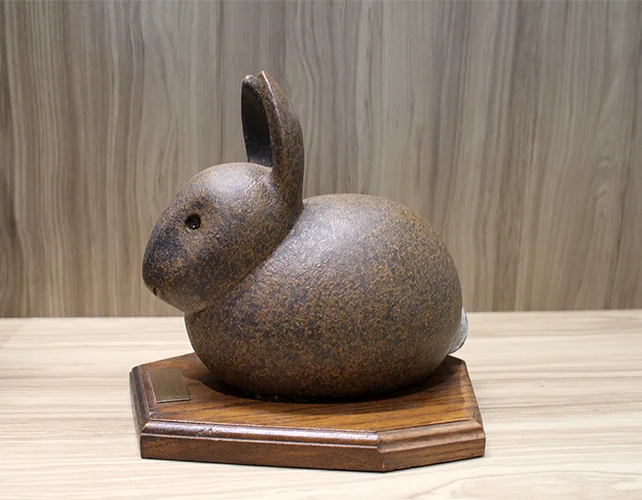 View of the side of the rabbit sculpture.