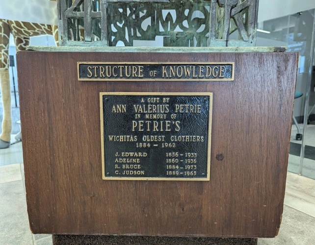 View of the plaque at the bottom of the art